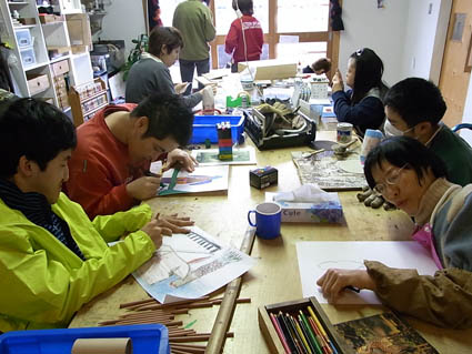 工房まるのみなさんの制作風景