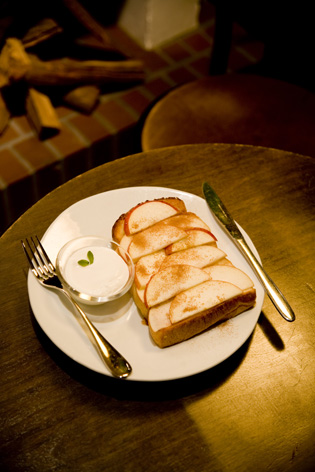 りんごをのせたトースト(エイジングコーヒーor紅茶付) りんごをのせたトースト(エイジングコーヒーor紅茶付)