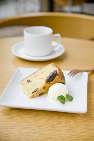 プラムケーキ バニラアイスクリーム添え プラムケーキ バニラアイスクリーム添え