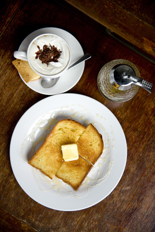 チョコ入りモカジャバとパリッとやけたパン チョコ入りモカジャバとパリッとやけたパン